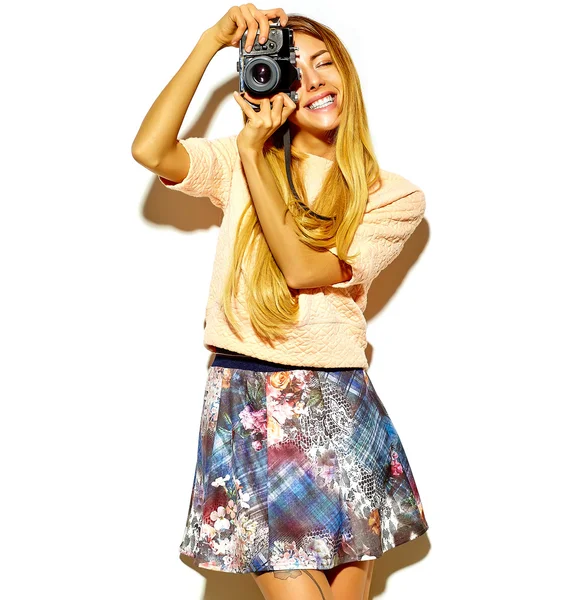 Vacker blond kvinna flicka i casual hipster sommarkläder — Stockfoto