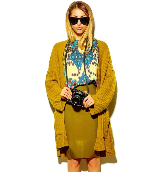 Krásná blondýnka v příležitostných hipsterovných letních šatech — Stock fotografie