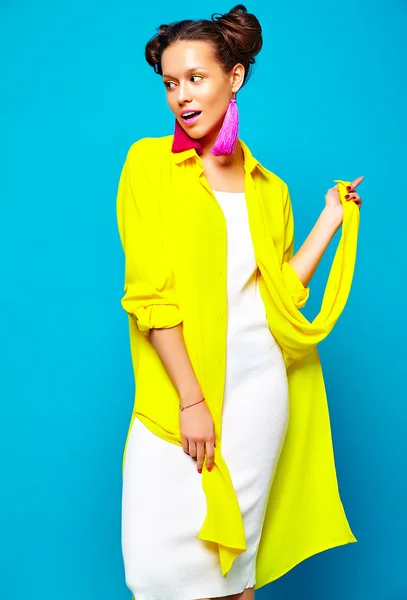 Rahat renkli canlı hipster yaz giysileri moda hipster kız — Stok fotoğraf