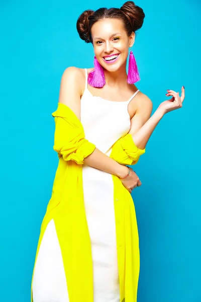 Fashion hipster meisje in Casual kleurrijke levendige hipster zomer kleding — Stockfoto