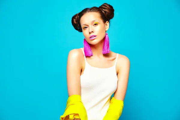 Μόδα χίπστερ κορίτσι σε περιστασιακή πολύχρωμα ζωντανά χίππη καλοκαιρινά ρούχα — Φωτογραφία Αρχείου