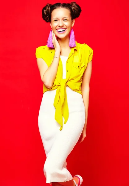 Moda hipster chica en casual colorido vívido hipster ropa de verano — Foto de Stock