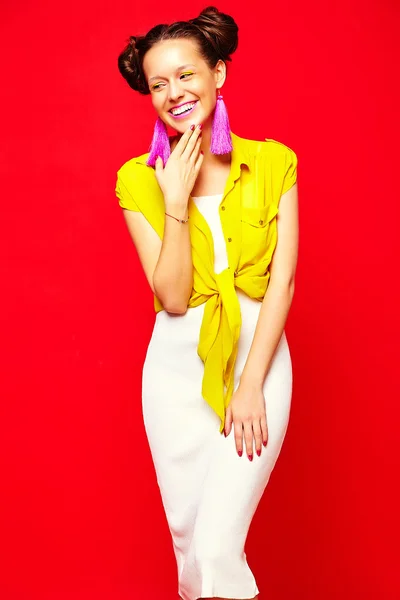 Mode hipster flicka i casual färgglada Vivid hipster sommar kläder — Stockfoto