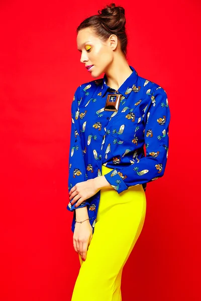 Moda hipster ragazza in casual colorato vivido hipster vestiti estivi — Foto Stock
