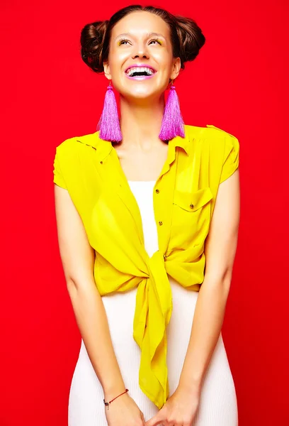 Модна дівчина-хіпстер у випадковому барвистому літньому одязі-хіпстер — стокове фото