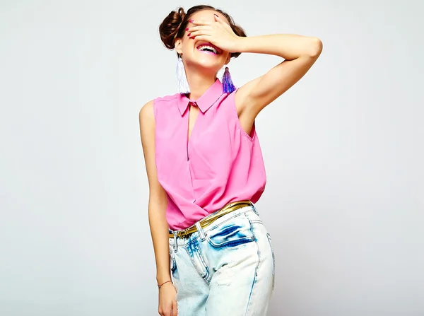 Moda hipster menina em casual colorido hipster roupas de verão — Fotografia de Stock