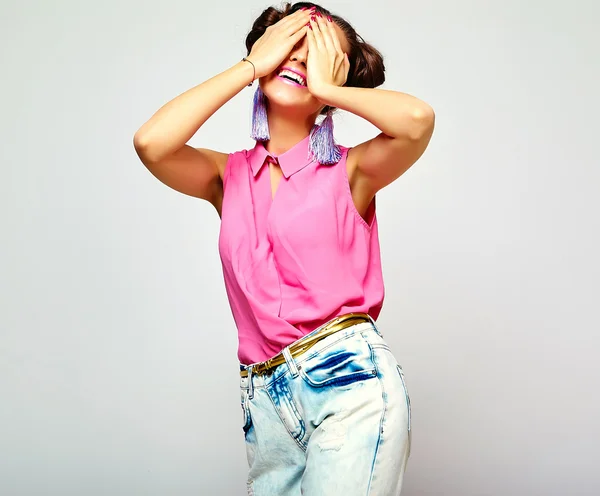 캐주얼 화려한 선명한 힙스터 여름 옷에 패션 힙스터 소녀 — 스톡 사진