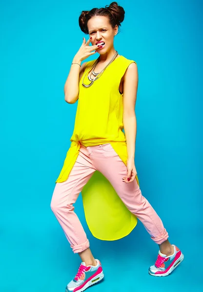 Fashion hipster girl in casual colorful vivid hipster summer clothes — Stock Photo, Image