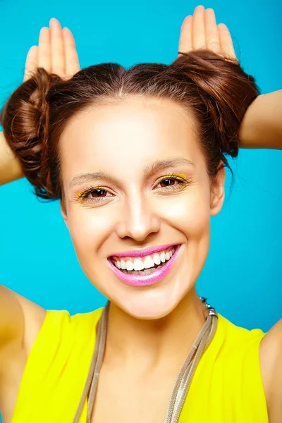 Retrato de chica hipster de moda alegre en casual colorido vívido hipster amarillo ropa de verano sobre fondo azul —  Fotos de Stock