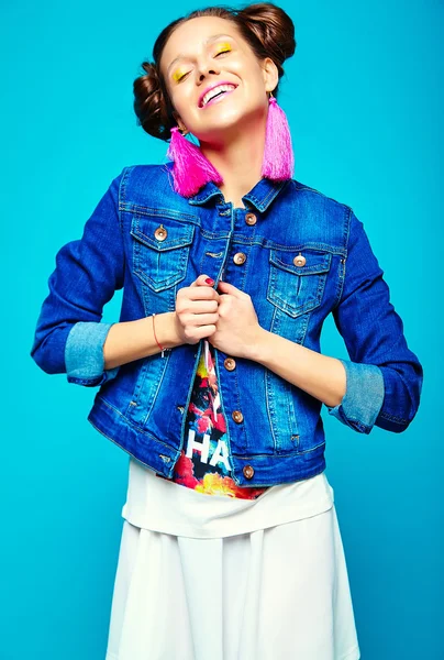 Retrato de chica hipster de moda alegre en casual colorido vívido hipster amarillo ropa de verano sobre fondo azul —  Fotos de Stock