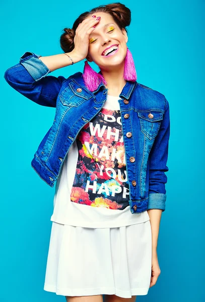 Retrato de chica hipster de moda alegre en casual colorido vívido hipster amarillo ropa de verano sobre fondo azul —  Fotos de Stock