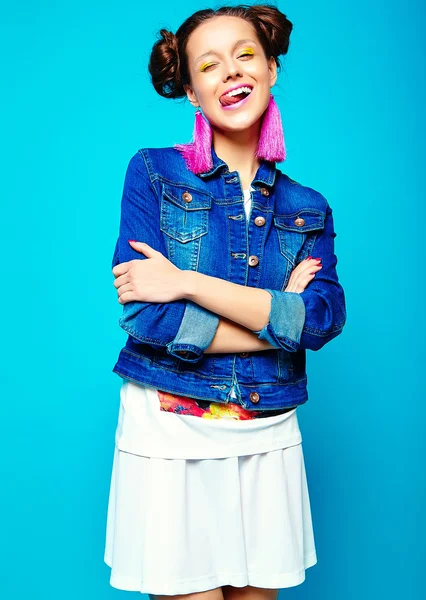 Портрет веселої дівчини моди хіпстер у випадковому яскравому жовтому літньому одязі хіпстера на синьому фоні — стокове фото