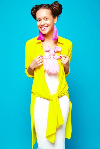 Retrato de chica hipster de moda alegre en casual colorido vívido hipster amarillo ropa de verano sobre fondo azul — Foto de Stock