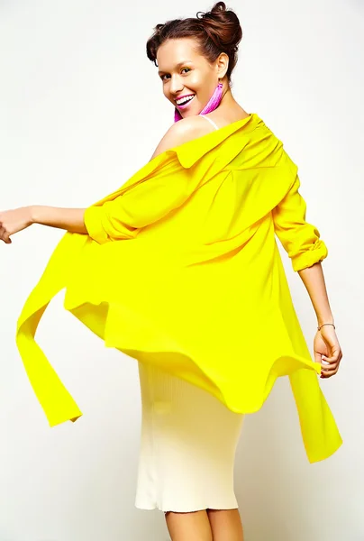 Potret gadis fashion hipster ceria dalam warna-warni hidup hipster kuning pakaian musim panas di latar belakang biru — Stok Foto