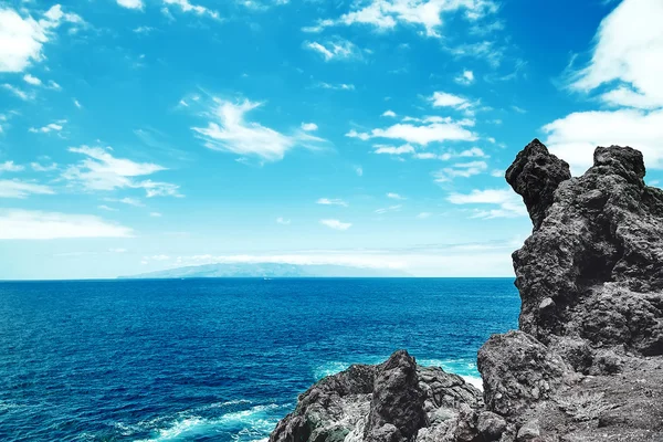 Beautiful view from the cliff of mountain to the ocean with blue sky and clouds — Stock Photo, Image