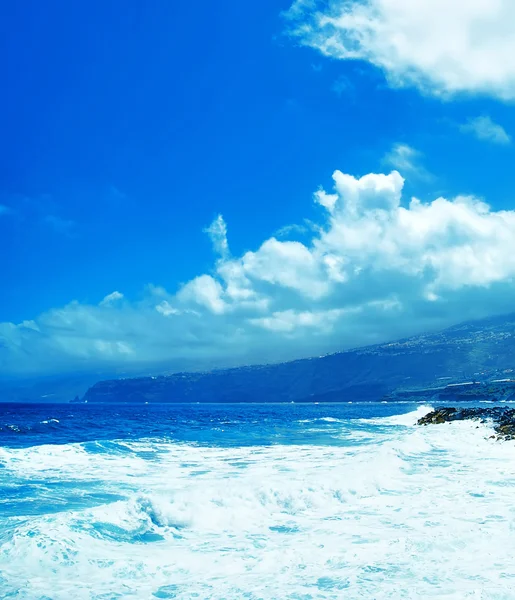 완벽한 푸른 하늘과 바다의 물의 아름다운 전망 — 스톡 사진