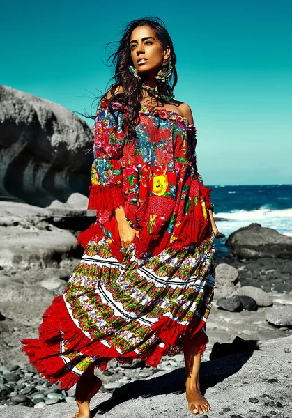 Alta moda look.glamor sexy caucasiano modelo menina em preto swimweari posando atrás azul praia oceano água em voga estilo em óculos de sol — Fotografia de Stock
