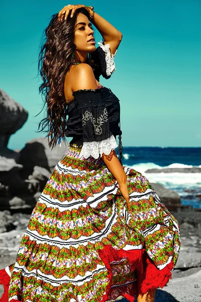 Alta moda look.glamor sexy modelo caucásico chica en rojo colorido vestido negro posando detrás de azul playa océano agua en estilo de moda —  Fotos de Stock