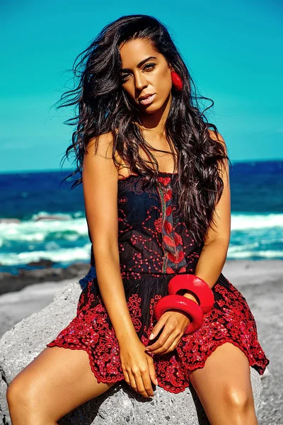 Υψηλή μόδα εμφάνιση. αίγλη σέξι Καυκάσιος μοντέλο κορίτσι σε κόκκινο πολύχρωμο κόκκινο φόρεμα που ποζάρει πίσω μπλε παραλία θάλασσα νερό στο στυλ της μόδας — Φωτογραφία Αρχείου