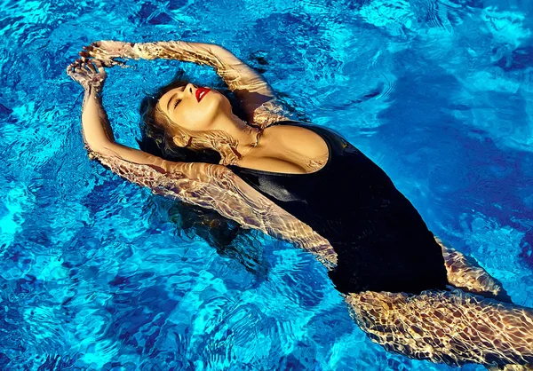 Foto de moda de sexy modelo de chica hermosa caliente con pelo oscuro en traje de baño negro nadando en la parte posterior de la piscina con labios rojos —  Fotos de Stock