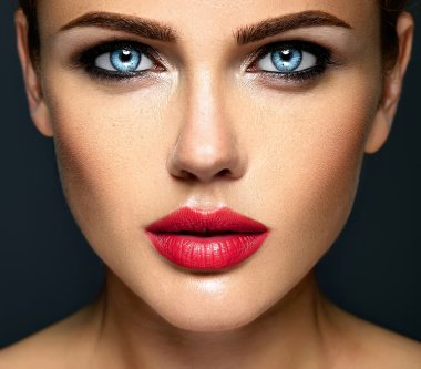 şehvetli glamour güzel kadın model bayan kırmızı dudaklar ve temiz sağlıklı cilt yüz ile taze günlük makyaj ile closeup portrat