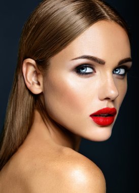 güzel bir kadın modeli Bayan kırmızı dudaklar renk ve temiz sağlıklı cilt yüz ile taze günlük makyaj ile şehvetli glamour portresi