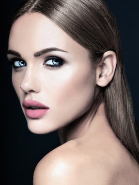 güzel bir kadın modeli Bayan kırmızı dudaklar renk ve temiz sağlıklı cilt yüz ile taze günlük makyaj ile şehvetli glamour portresi