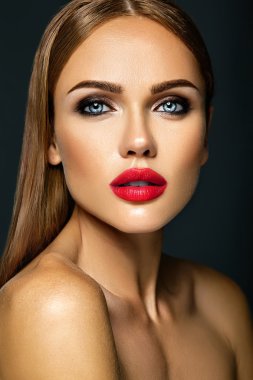 güzel bir kadın modeli Bayan kırmızı dudaklar renk ve temiz sağlıklı cilt yüz ile taze günlük makyaj ile şehvetli glamour portresi