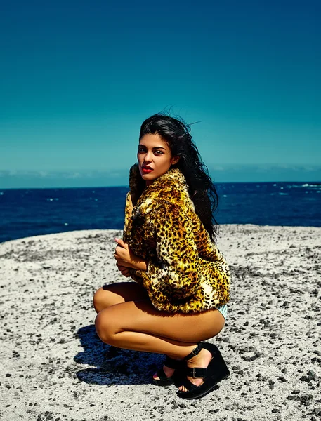 High fashion look. glamour sexy zonovergoten Kaukasisch model meisje in luipaard bont jas poseren achter Blue Beach Oceaan water in Vogue stijl — Stockfoto