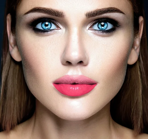 Retrato de glamour sensual de mulher bonita modelo senhora com maquiagem diária fresca com lábios cor de rosa e rosto de pele saudável limpo — Fotografia de Stock