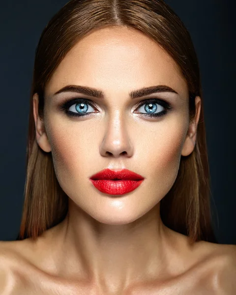 Smyslné glamour portrét krásná žena modelu Lady s čerstvým denní make-up s červenými rty barvy a čisté zdravé kůže obličeje — Stock fotografie