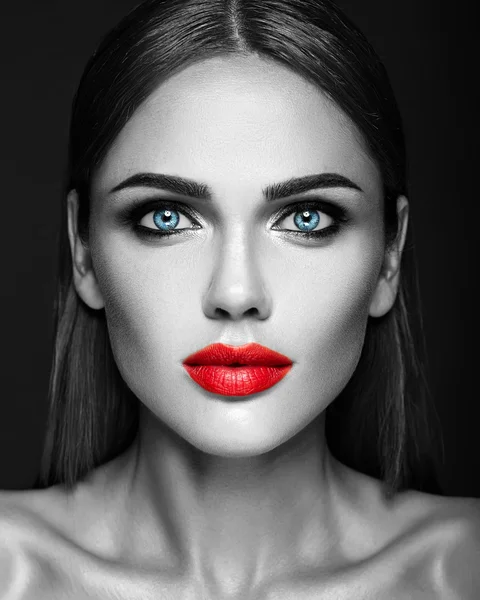 Sensuale ritratto glamour di bella donna modello signora con fresco trucco quotidiano con labbra rosse colore e viso pulito pelle sana — Foto Stock
