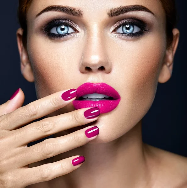 Närbild porträtt av sensuell glamour vacker kvinna modell dam med fräsch daglig makeup och ren frisk hud ansikte röra hennes rosa läppar — Stockfoto