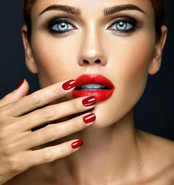 Close-up retrato de glamour sensual bela mulher modelo senhora com maquiagem diária fresca e rosto saudável pele limpa tocando seus lábios vermelhos — Fotografia de Stock