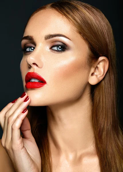 Zmysłowy piękny portret pięknej kobiety modelu pani z świeżych makijażu dziennego z czerwonymi ustami koloru i czystej zdrowej skóry twarzy — Zdjęcie stockowe