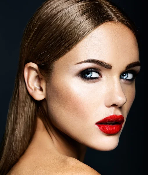 Sensuell glamour porträtt av vacker kvinna modell dam med färsk daglig makeup med röda läppar färg och ren frisk hud ansikte — Stockfoto