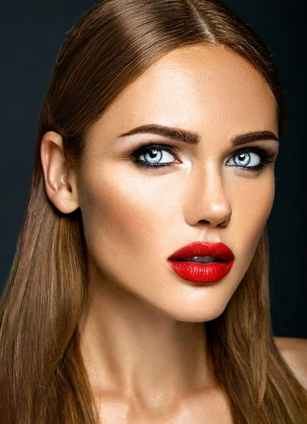 Sensuell glamour porträtt av vacker kvinna modell dam med färsk daglig makeup med röda läppar färg och ren frisk hud ansikte — Stockfoto