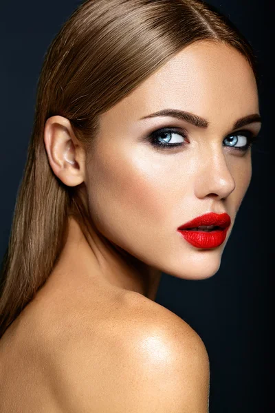 Portrait glamour sensuel de belle femme modèle dame avec maquillage frais quotidien avec des lèvres rouges couleur et propre visage de peau saine — Photo