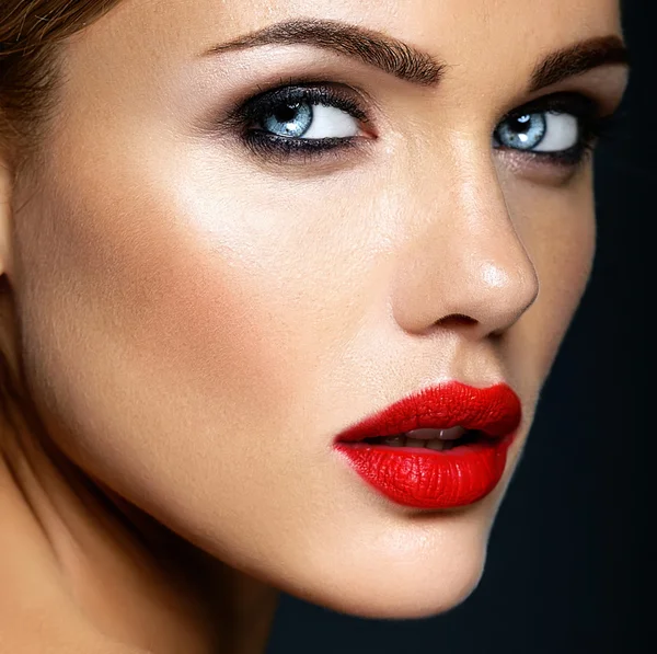 Şehvetli glamour güzel kadın model bayan kırmızı dudaklar ve temiz sağlıklı cilt yüz ile taze günlük makyaj ile closeup portrat — Stok fotoğraf