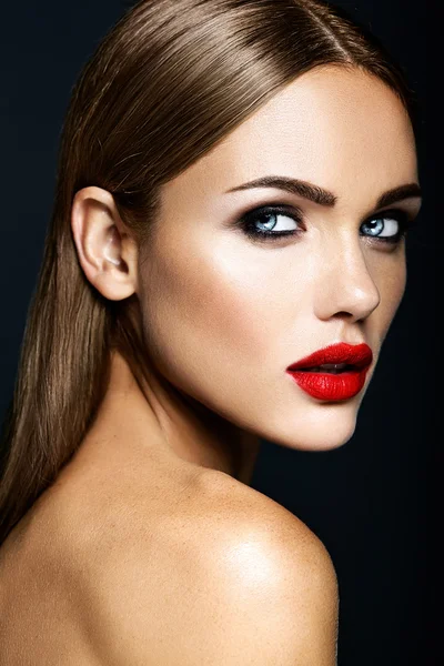 Sensuele glamour portret van mooie vrouw model dame met verse dagelijkse make-up met rode lippen kleur en schone gezonde huid gezicht — Stockfoto