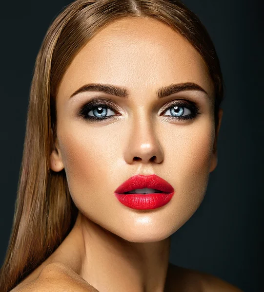 Sinnliches Glamour-Porträt der schönen Model-Lady mit frischem täglichen Make-up mit roter Lippenfarbe und sauberer, gesunder Haut — Stockfoto