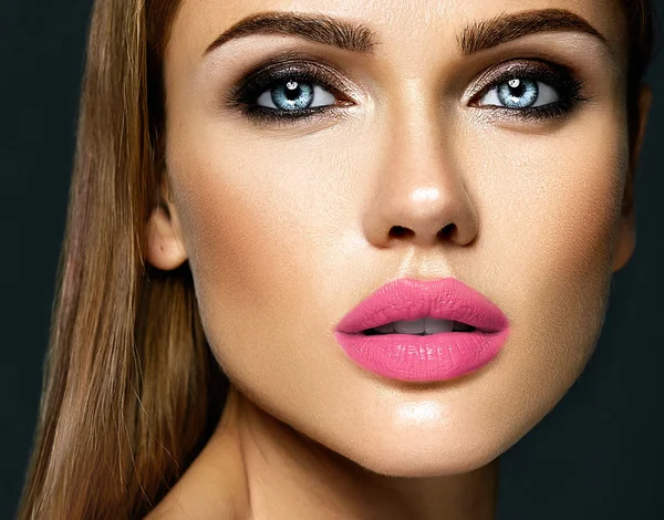 Sensual glamour portrait of beautiful woman model lady with fresh daily makeup with pink lips color and clean healthy skin face — Stock Photo, Image