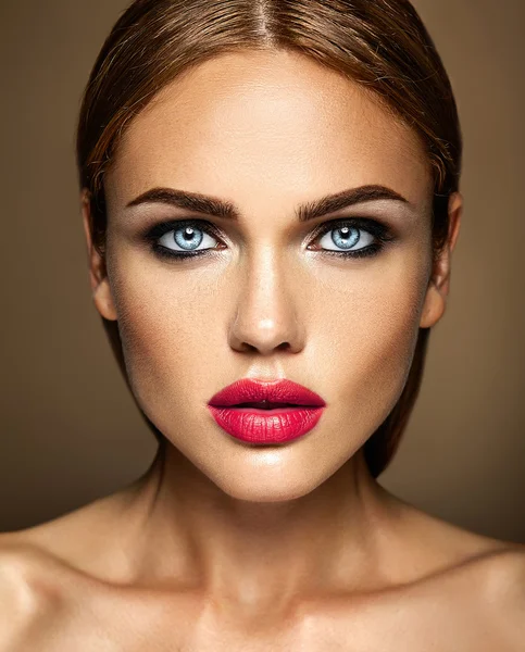 Retrato de glamour sensual de mujer hermosa modelo dama con maquillaje diario fresco con labios rojos color y cara de piel sana limpia — Foto de Stock