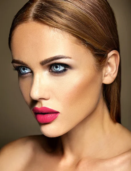 Sinnliches Glamour-Porträt der schönen Model-Lady mit frischem täglichen Make-up mit roter Lippenfarbe und sauberer, gesunder Haut — Stockfoto