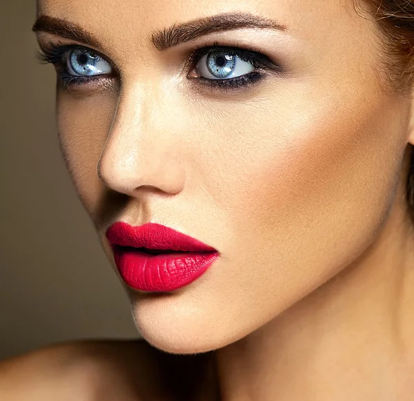 Retrato de glamour sensual de mujer hermosa modelo dama con maquillaje diario fresco con labios rojos color y cara de piel sana limpia —  Fotos de Stock