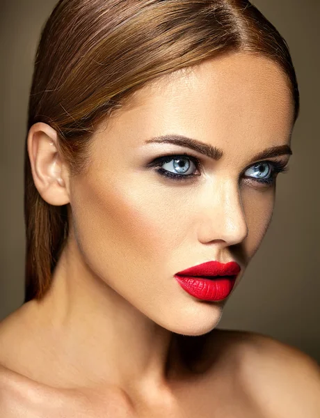 Sensuele glamour portret van mooie vrouw model dame met verse dagelijkse make-up met rode lippen kleur en schone gezonde huid gezicht — Stockfoto