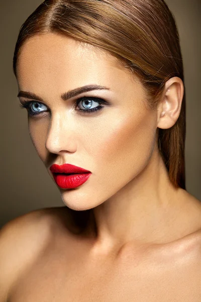 Retrato de glamour sensual de mujer hermosa modelo dama con maquillaje diario fresco con labios rojos color y cara de piel sana limpia —  Fotos de Stock