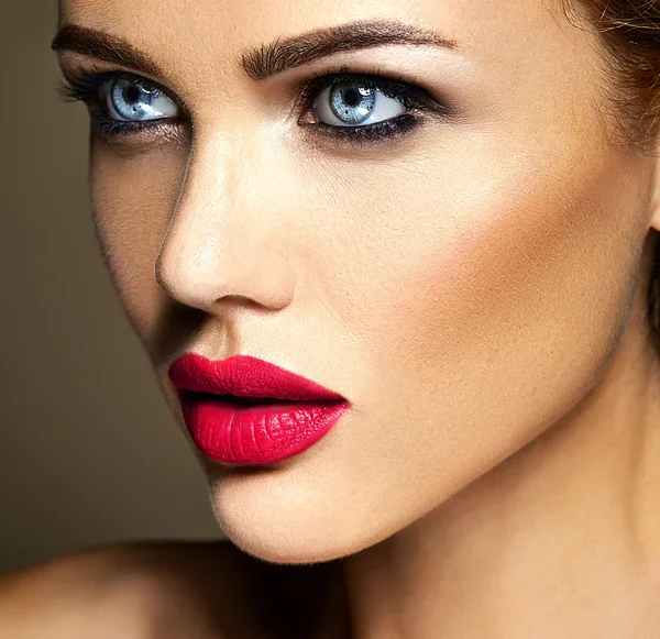 Sensuell glamour porträtt av vacker kvinna modell dam med färsk daglig makeup med röda läppar färg och ren frisk hud ansikte — Stockfoto