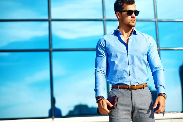 Joven elegante confiado feliz guapo hombre de negocios modelo en traje ropa estilo de vida en la calle en gafas de sol — Foto de Stock