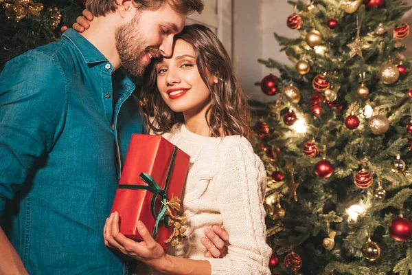 Leende Vacker Kvinna Och Hennes Stiliga Pojkvän Glad Glad Glad — Stockfoto